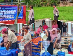 Satlantas Lumajang Bagi Air Bersih untuk Warga Terdampak Kekeringan