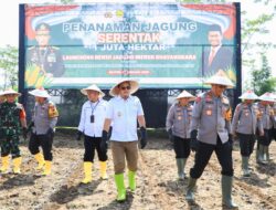 Pj Gubernur Jatim Bersama Polda Jatim Lakukan Gerakan Tanam Jagung di Blitar