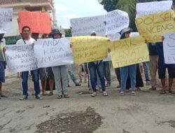 PT. Orela Gresik Didemo Warga, Bikin Jalan Rusak dan Ancam Keselamatan Anak