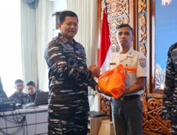 Pangkoarmada III Bagikan Paket Lebaran untuk Prajurit dan ASN