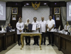 Pemkot Surabaya Terima Sertifikat Penghargaan STBM 5 Pilar