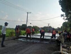 Kades Bengkelolor Pantau Pembangunan Rabat Beton Jalan Dusun Bato’an
