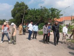 Anggota DPRD Gresik Lakukan Sidak Pembangunan Cor Jalan di Desa Tenggor