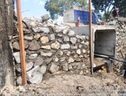 Diduga Tak Sesuai Spek, Proyek TPT dan Gorong-Gorong Dinas Bina Marga Jatim di Jalan Raya Babat–Jombang Tuai Sorotan