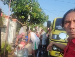 Madas DPAC Benjeng Salurkan 4 Truk Air Bersih untuk Warga Terdampak Krisis Air