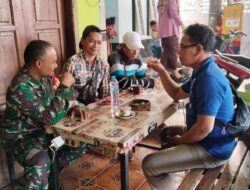 Ngopi Bareng Babinsa Koramil Benjeng, Jalin Keakraban dengan Warga