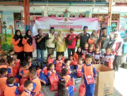 Ormas Madas DPAC Benjeng Gelar Jumat Berkah di TK dan PAUD Dharma Wanita Sirnoboyo