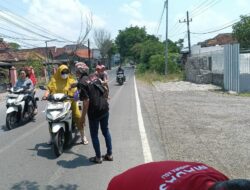 Ormas Madas DPAC Benjeng Bagikan Ratusan Bingkisan Snack kepada Masyarakat