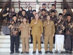 Pemkab Gresik Lepas 18 Kafilah MTQ untuk Umrah sebagai Apresiasi Juara Umum Jatim 2025