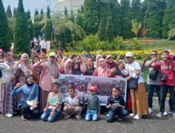 Warga RT 003 Dusun Balongmojo Krajan Gelar Tour ke Florawisata Santerra De Laponte