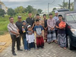 Wujud Kepedulian LSM GMBI Gresik Bagikan Ta’jil Ramadhan dan Santuni Anak Yatim Desa Metatu