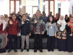 Wabup Gresik Serahkan Bantuan Tahap Pertama untuk ODHIV, Dorong Kemandirian Ekonomi
