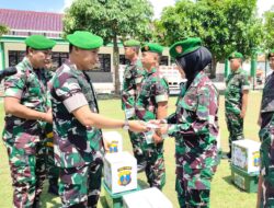 Jelang Idul Fitri, Dandim Gresik Lepas Prajurit Cuti dan Bagikan Bingkisan Lebaran