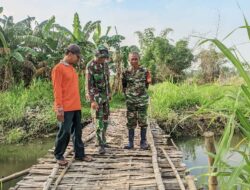 Peduli Keselamatan, Babinsa Koramil Driyorejo Pastikan Jembatan Layak Digunakan
