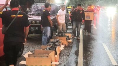 Diguyur Hujan, LSM Penjara Indonesia Jatim Tetap Semangat Berbagi Takjil