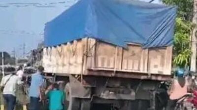 Dump Truk Mogok Dekat Perlintasan KA Cerme, Arus Lalu Lintas Sempat Macet Parah