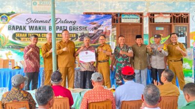 Pemkab Gresik Serahkan Combine Harvester untuk Dukung Modernisasi Pertanian di Benjeng
