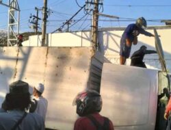 Truk Box Terguling di Simpang Nippon Paint Gresik, Timpa Dua Sepeda Motor