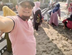 Gotong Royong Eratkan Silaturahim, Walimurid dan Dewan Guru SDN Weduni Deket Bersihkan Lingkungan Sekolah