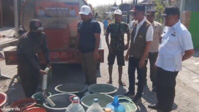 Kemarau Panjang, Bupati Gresik Turun Langsung Salurkan Air Bersih ke Dusun Sumber