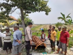 Polres Lamongan Evakuasi Lansia yang Meninggal Mendadak di Pinggir Jalan Desa Tunjungmekar