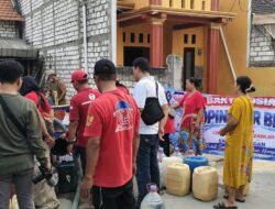 Peduli Dampak Kekeringan, LSM Cakrawala Keadilan dan SMSI Lamongan Distribusikan 25 Ribu Liter Air Bersih