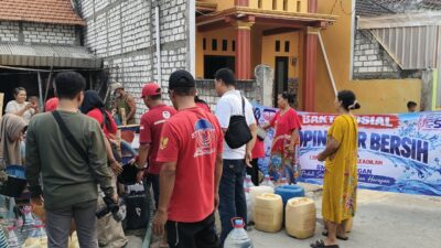 Peduli Dampak Kekeringan, LSM Cakrawala Keadilan dan SMSI Lamongan Distribusikan 25 Ribu Liter Air Bersih