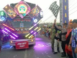 Forkopimcam Benjeng Hadiri dan Apresiasi Kemeriahan Redesblue Carnival Desa Bulurejo